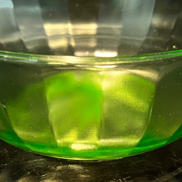 ✨Vintage Uranium Glass Bowl – Starburst Design, Glows Brilliantly ✨ - Picture 10 of 17